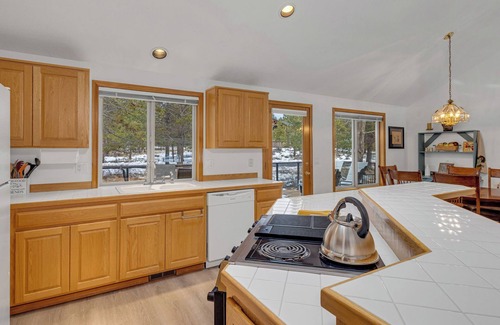 Sunriver Casa | Cozy, pets 3bed 3 bath AC HT outside seating, great deck space, new floors!