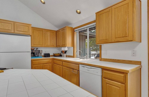 Sunriver Casa | Cozy, pets 3bed 3 bath AC HT outside seating, great deck space, new floors!