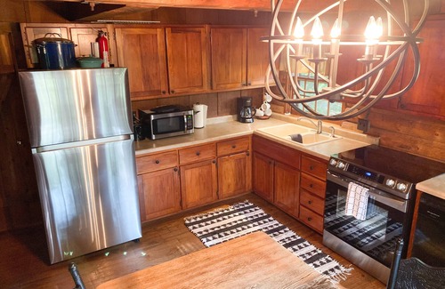 Gnaw Bone Cabina | Cozy Pines Tree house, HotTub, Basketball, Fireplace, 9 acres