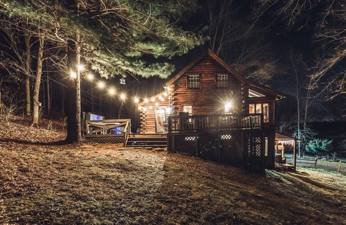 Gnaw Bone Cabina | Cozy Pines Tree house, HotTub, Basketball, Fireplace, 9 acres
