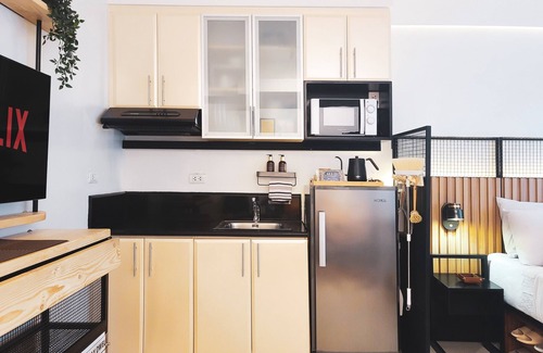 Pinagsama Condominio | Cozy place to play, work, watch and explore BGC. Pet Friendly!