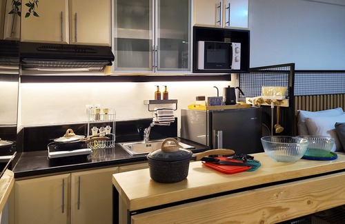 Pinagsama Condominio | Cozy place to play, work, watch and explore BGC. Pet Friendly!