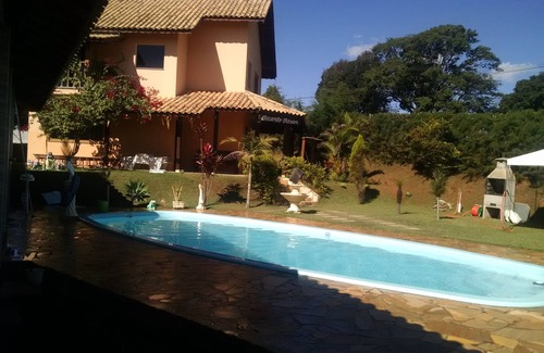 Piracaia Casa | Lugar acogedor con piscina y barbacoa.