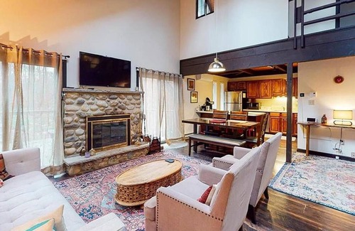 Pocono Pines Cabina | Cozy Pocono retreat for all seasons! Family-sized, pets welcome.