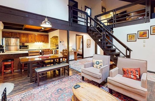 Pocono Pines Cabina | Cozy Pocono retreat for all seasons! Family-sized, pets welcome.