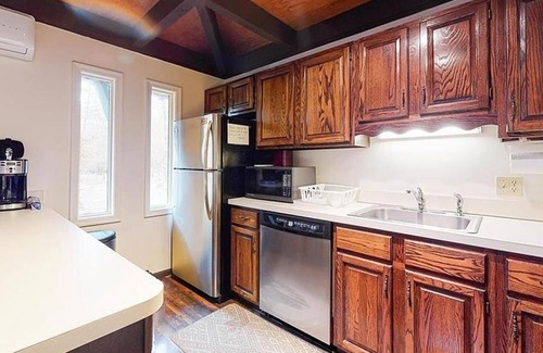 Pocono Pines Cabina | Cozy Pocono retreat for all seasons! Family-sized, pets welcome.