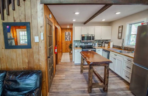 Lake Ariel Cabina | Cozy Poconos Getaway with Firepit, Beach & Lake Access. Minutes to the beach