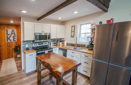 Lake Ariel Cabina | Cozy Poconos Getaway with Firepit, Beach & Lake Access. Minutes to the beach