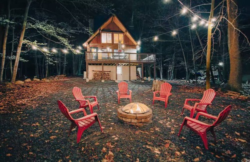 Lake Ariel Cabina | Cozy Poconos Getaway with Firepit, Beach & Lake Access. Minutes to the beach