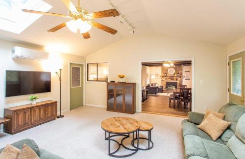 Gouldsboro Casa | Cozy Poconos Ranch Home with Pool Access, Near Lake!
