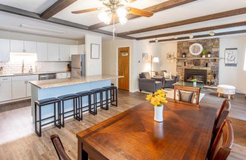 Gouldsboro Casa | Cozy Poconos Ranch Home with Pool Access, Near Lake!