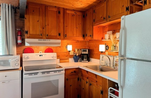Wellfleet Cabaña | Cozy Pondside Cottage, Wellfleet, 5 Min to Beaches