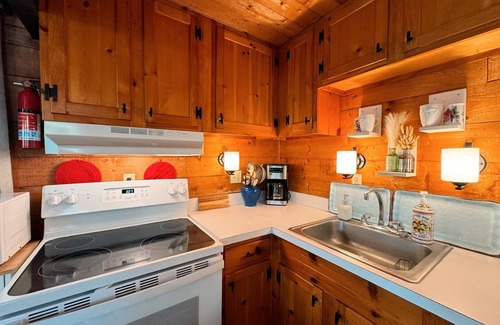 Wellfleet Cabaña | Cozy Pondside Cottage, Wellfleet, 5 Min to Beaches