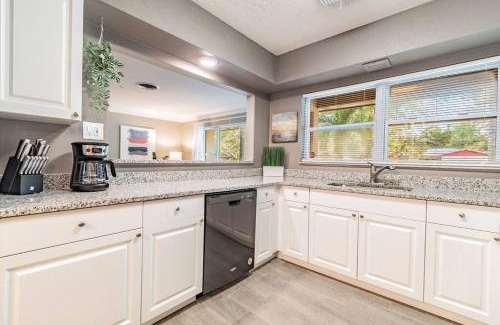 Clearwater Casa | Cozy Pool House for 10 PPL Close to Clearwater