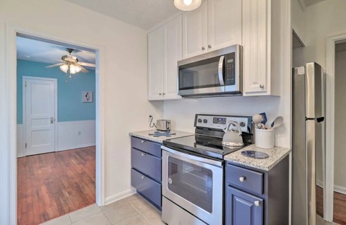 Lake Forest Cabaña | Cozy pool house minutes to the Zoo!