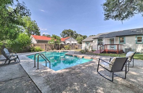 Lake Forest Cabaña | Cozy pool house minutes to the Zoo!