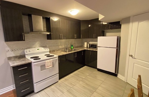 Brampton Apartamento | Cozy Priv. Bsmt 1 Bdrm 1 Bath apartment w/ parking