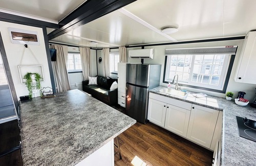 Pecos Apartamento | Cozy, Private 2 bedroom BoxHouse in Pecos: Queen bed with Twin over Full Bunk Be