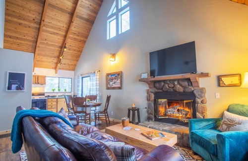 Wrightwood Cabina | Cozy private cabin on ~1/2 acre, min. to ski resort & town. Winter getaway!!