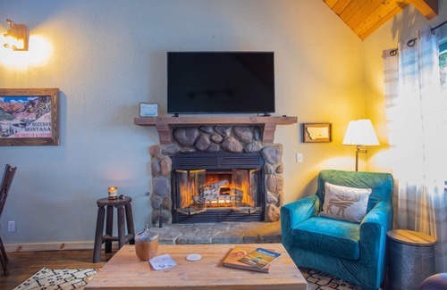 Wrightwood Cabina | Cozy private cabin on ~1/2 acre, min. to ski resort & town. Winter getaway!!
