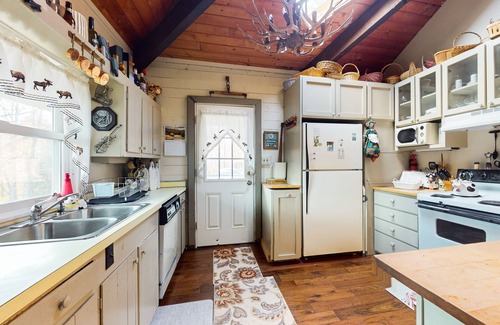 Warren Cabina | Cozy private cabin, wood stove, w/d, TVs, wifi, deck, close to skiing & golfing