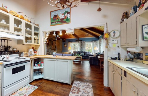 Warren Cabina | Cozy private cabin, wood stove, w/d, TVs, wifi, deck, close to skiing & golfing