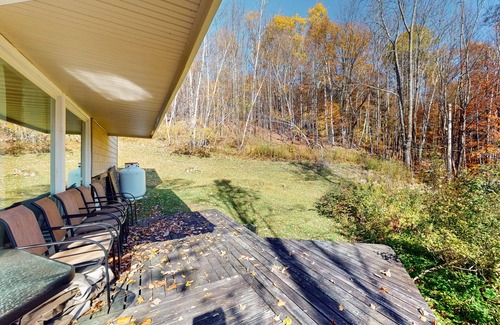 Warren Cabina | Cozy private cabin, wood stove, w/d, TVs, wifi, deck, close to skiing & golfing