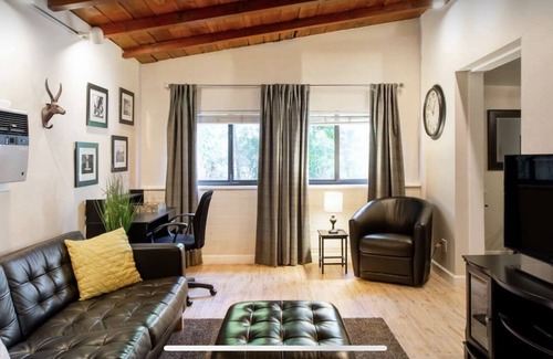 Reseda Casa | Casita privada con estacionamiento privado y techo abovedado