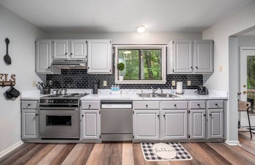 Bynum Casa | Cozy Private Duplex Tucked Away- 15 Min from UNC