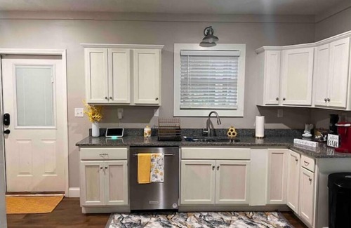 Warner Robins Casa | Cozy & Private home w/ in-ground pool