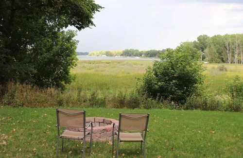 Roseville Casa | Cozy Private House W/Beautiful View of Lake Owasso!