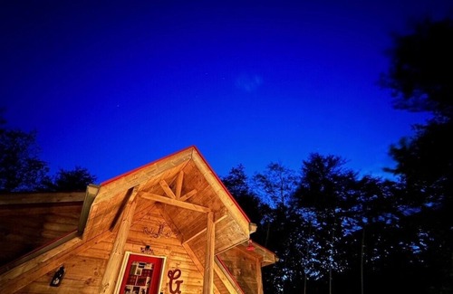 Spencer Cabina | Cozy private log cabin, pet-friendly, waterfall, trails & huge mountain views!