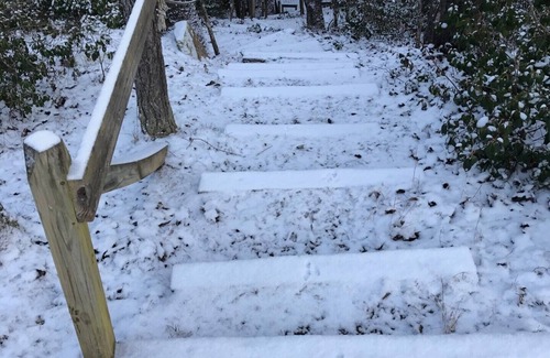 Spencer Cabina | Cozy private log cabin, pet-friendly, waterfall, trails & huge mountain views!