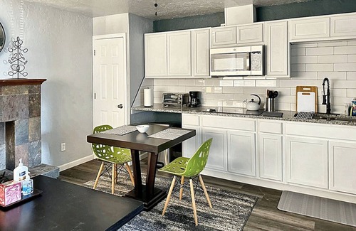 Central Oklahoma City Apartamento | Cozy Private Retreat Queen Bed Rain Shower 32C