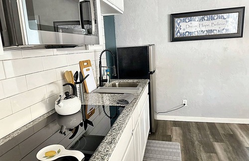 Central Oklahoma City Apartamento | Cozy Private Retreat Queen Bed Rain Shower 32C
