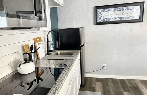 Central Oklahoma City Apartamento | Cozy Private Retreat Queen Bed Rain Shower 32C