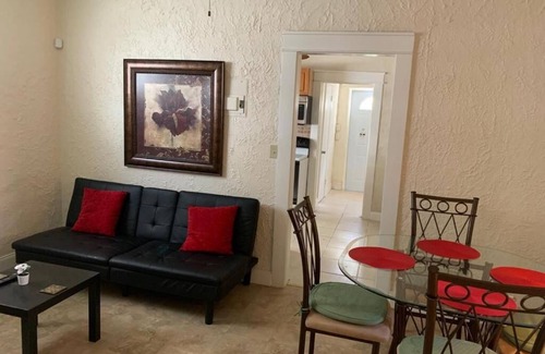 West Little Havana Casa | Cómoda Habitación Privada, cerca del Aeropuerto – Estacionamiento Gratis