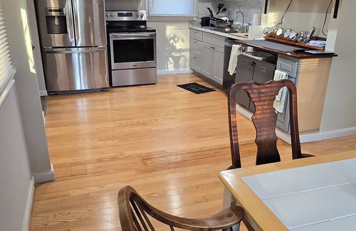 Manassas Park Casa | Cozy Private Room with Full Bathroom, Wi-Fi, and TV!