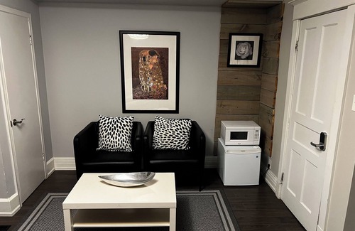 Upper Beaches Apartamento | Cozy Private Studio Apartment with Private Outdoor Deck