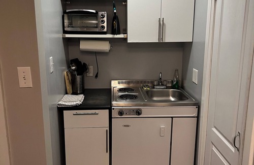 Upper Beaches Apartamento | Cozy Private Studio Apartment with Private Outdoor Deck