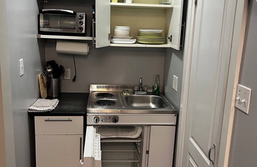 Upper Beaches Apartamento | Cozy Private Studio Apartment with Private Outdoor Deck