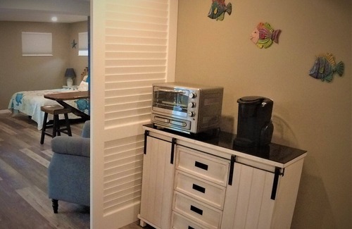 Stuart Cabaña | Cozy, private, tropical cottage studio close to beach, stores, and restaurants.