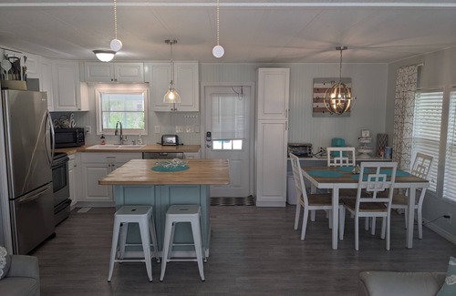 Grove City Casa | Cozy & quaint home just 10 min to beach Enjoy Spa/Hot tub