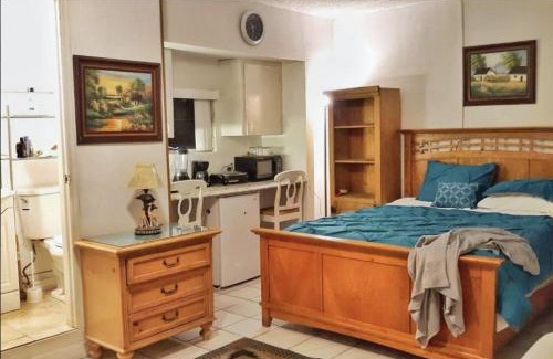 Tamiami Apartamento | Cozy Queen Bed Studio with 60 Inch Smart TV, Netflix, AirPlay, Mini-Fridge, and 500 Mbps WiFi near FIU, Dolphin Mall, Airport