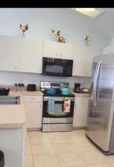 Ocala Casa | Cozy Queen Bedroom with shared Bathroom