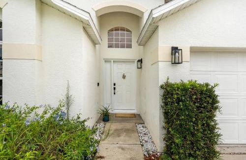 Sunrise Lakes Apartamento | Cozy Queen BR Pool Access Near Disney