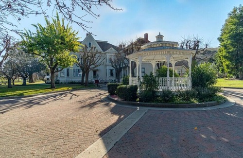 Salinas Casa | Cozy Queen Mansion RM Near Monterey Carmel
