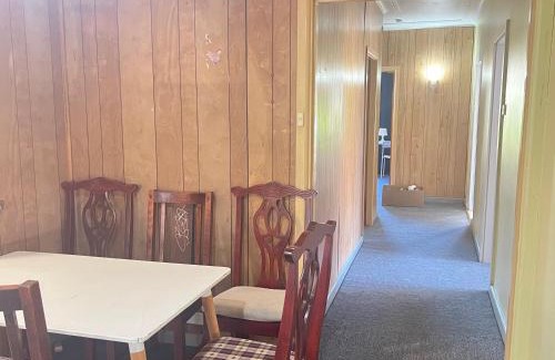 Pendle Hill Casa | Cozy Queen Room Close to Shops and Station - PH4