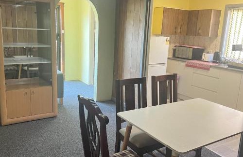 Pendle Hill Casa | Cozy Queen Room Close to Shops and Station - PH4