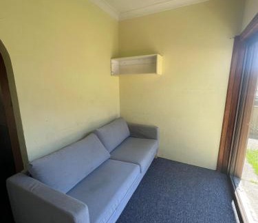 Pendle Hill Casa | Cozy Queen Room Close to Shops and Station - PH4